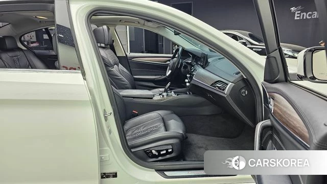 BMW 5 Series (G30) 2018 Белый из Кореи, фото 2