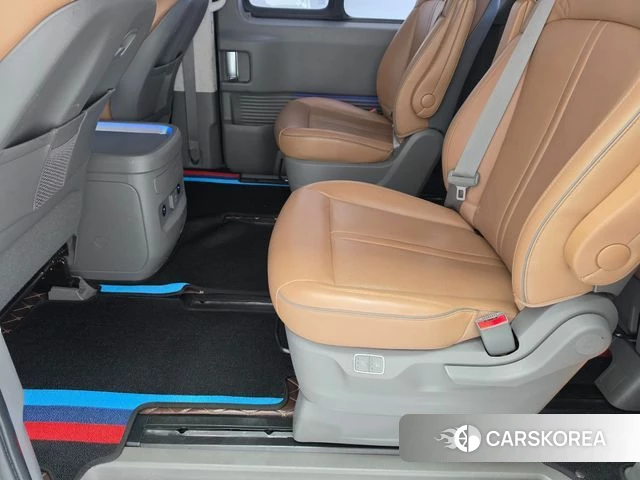 Hyundai Staria 2023 Серебристо-серый из Кореи, фото 2
