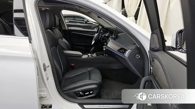 BMW 5 Series (G30) 2023 Белый из Кореи, фото 2