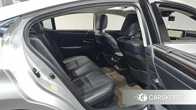 Lexus ES300h 7th generation 2019 Серебряный из Кореи, фото 2
