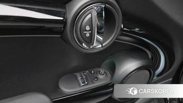 Mini Cooper 2023 Черный из Кореи, фото 2