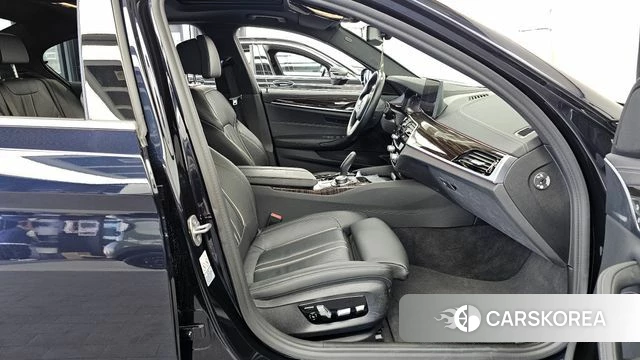 BMW 5 Series (G30) 2022 Черный из Кореи, фото 2