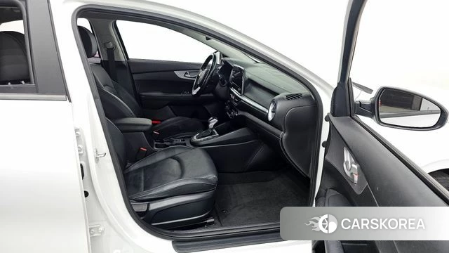 Kia The New K3 2nd generation 2021 Белый из Кореи, фото 2