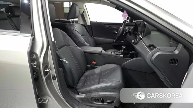 Lexus ES300h 7th generation 2025 Серебристо-серый из Кореи, фото 2
