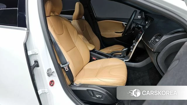 Volvo V40 2018 Белый из Кореи, фото 2