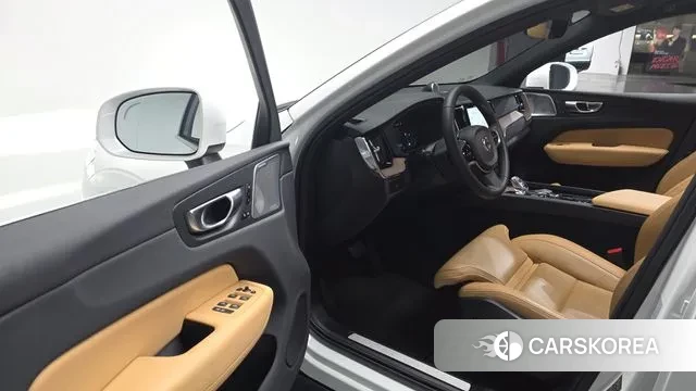 Volvo XC60 second Generation 2023 Белый из Кореи, фото 2