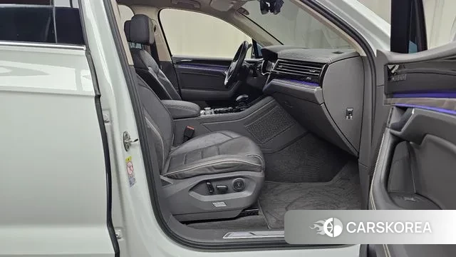 Volkswagen Touareg 3rd generation 2022 Белый из Кореи, фото 2