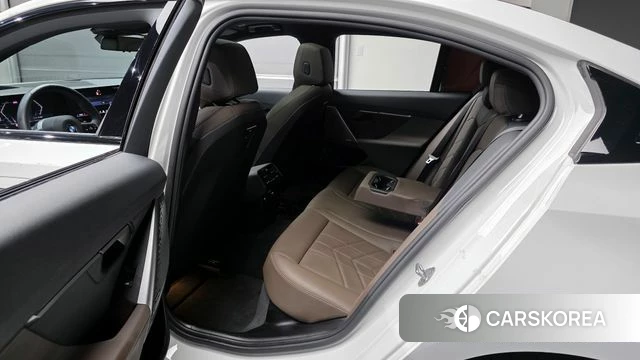 BMW 5 Series (G60) 2024 Белый из Кореи, фото 2