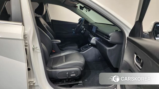 Hyundai Kona (SX2) 2024 Белый из Кореи, фото 2