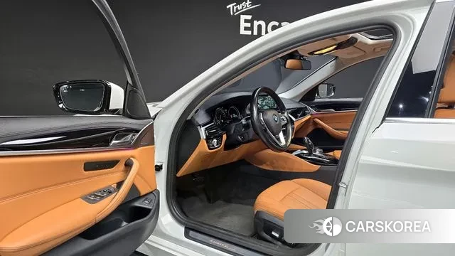 BMW 5 Series (G30) 2018 Белый из Кореи, фото 2