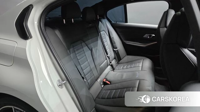 BMW 3 Series (G20) 2023 Белый из Кореи, фото 2