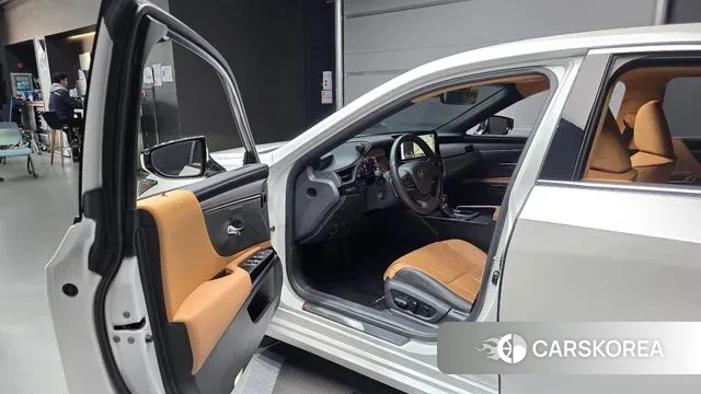 Lexus ES300h 7th generation 2023 Белый из Кореи, фото 2