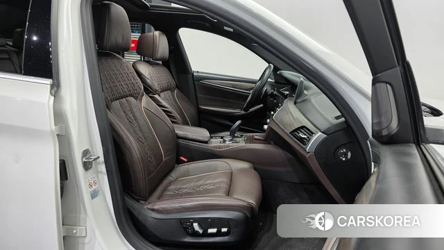 BMW 5 Series (G30) 2020 Белый из Кореи, фото 2