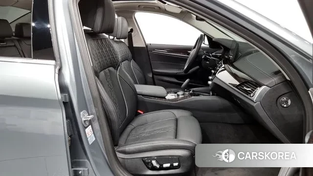 BMW 5 Series (G30) 2022 Серебряный из Кореи, фото 2