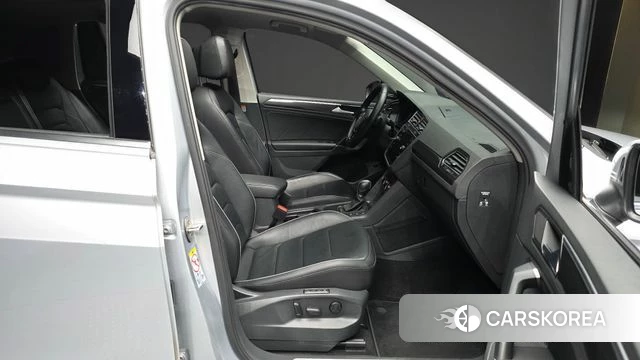 Volkswagen Tiguan second Generation 2018 Серебряный из Кореи, фото 2
