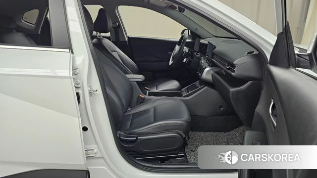 Hyundai Kona (SX2) 2023 Белый из Кореи, фото 2