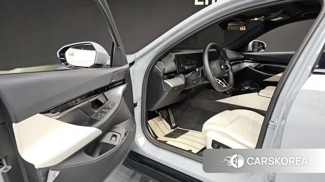 BMW 5 Series (G60) 2024 Светло-серебряный цвет из Кореи, фото 2