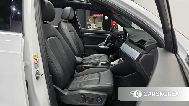 Audi Q3 (F3) 2022 Белый из Кореи, фото 2
