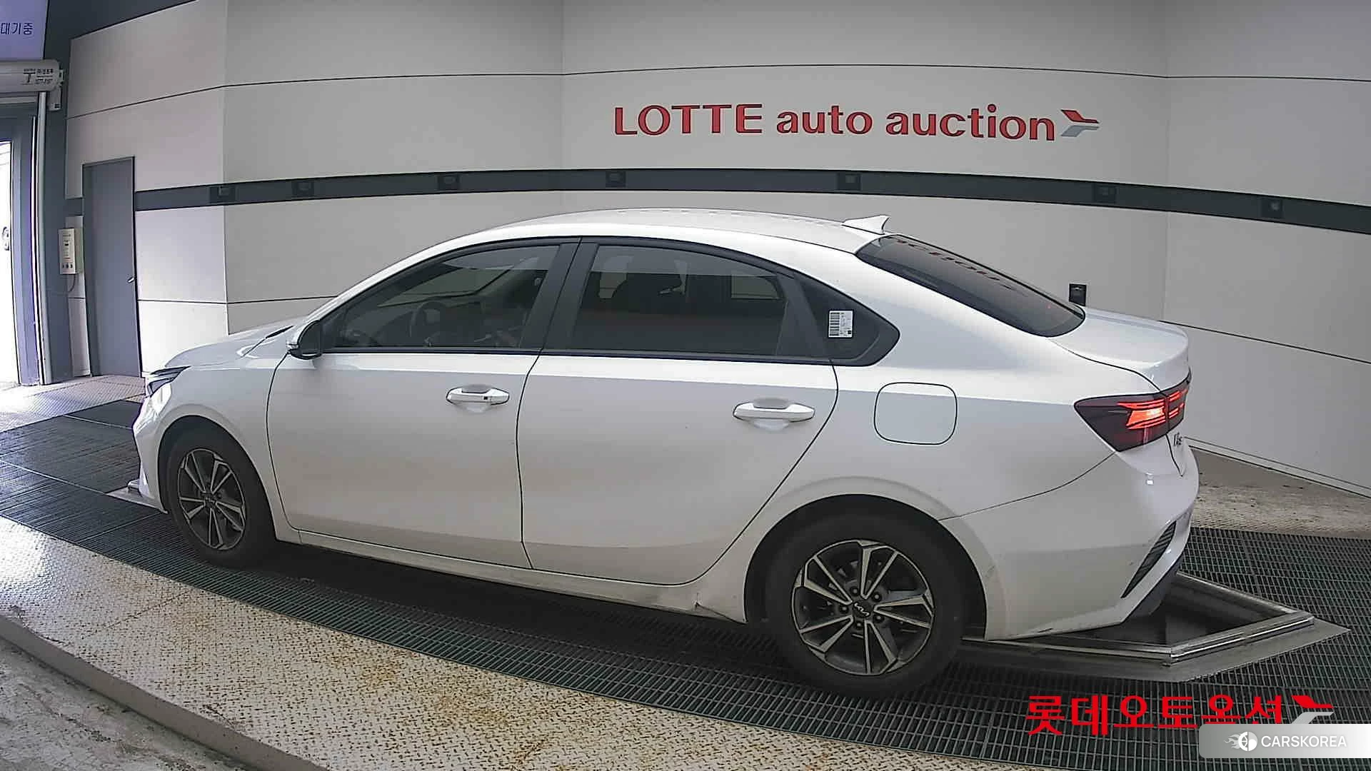 Kia K3 2022 Snow White Pearl из Кореи, фото 2