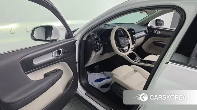 Volvo XC40 2023 Белый из Кореи, фото 2