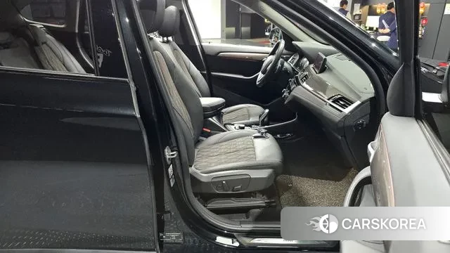 BMW X1 (F48) 2021 Черный из Кореи, фото 2