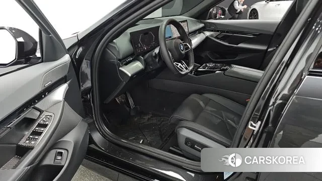 BMW 5 Series (G60) 2025 Серый из Кореи, фото 2