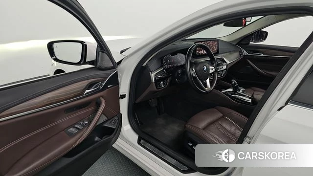 BMW 5 Series (G30) 2021 Белый из Кореи, фото 2