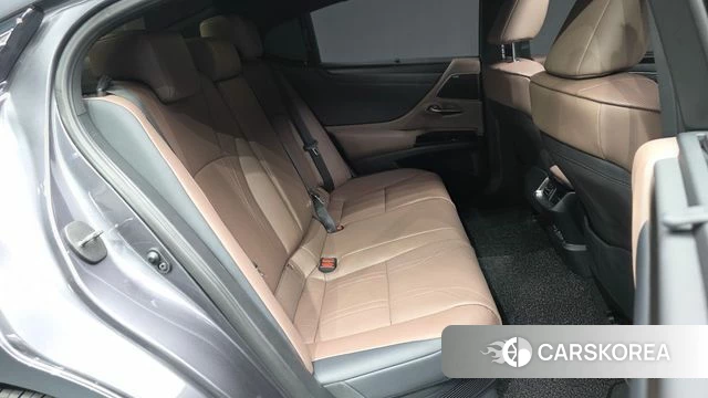 Lexus ES300h 7th generation 2025 Серый из Кореи, фото 2