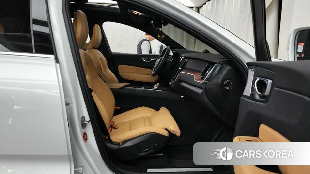 Volvo XC60 second Generation 2025 Белый из Кореи, фото 2