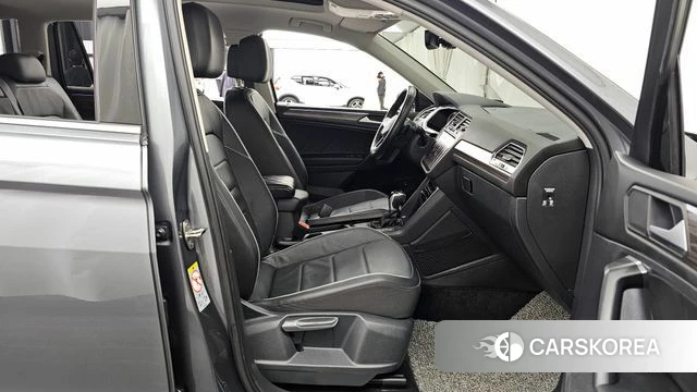 Volkswagen Tiguan Allspace 2023 Серый из Кореи, фото 2