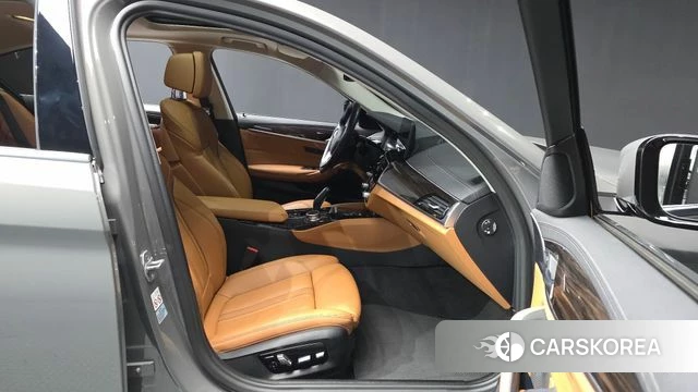 BMW 5 Series (G30) 2020 Серый из Кореи, фото 2
