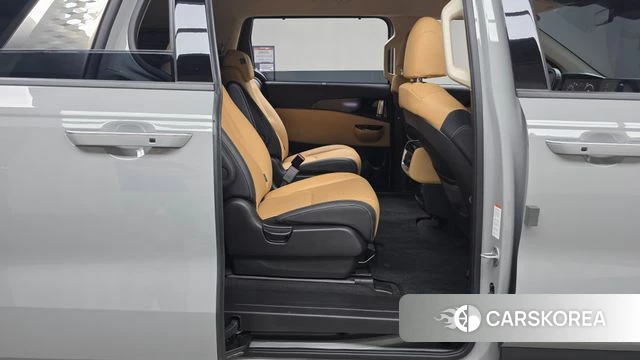 Kia Carnival 4th generation 2023 Серебристо-серый из Кореи, фото 2