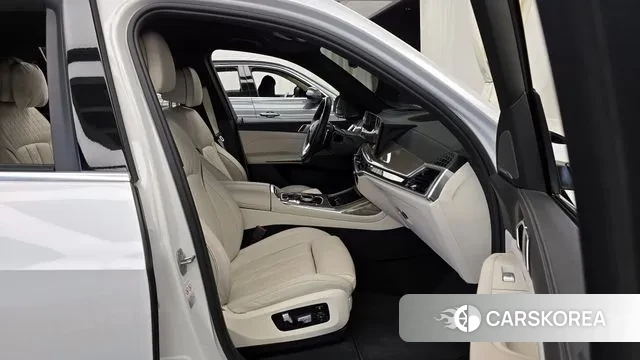 BMW X7 (G07) 2023 Белый из Кореи, фото 2