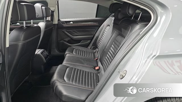 Volkswagen Passat GT (B8) 2022 Серебристо-серый из Кореи, фото 2