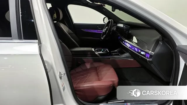 BMW 7 Series (G70) 2023 Белый из Кореи, фото 2