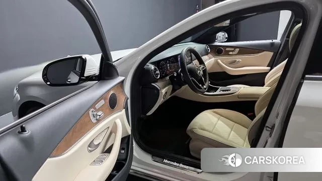 Mercedes-Benz E-Class W213 2022 Белый из Кореи, фото 2