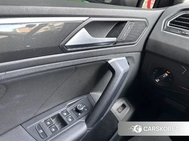 Volkswagen Tiguan second Generation 2020 Серебряный из Кореи, фото 2