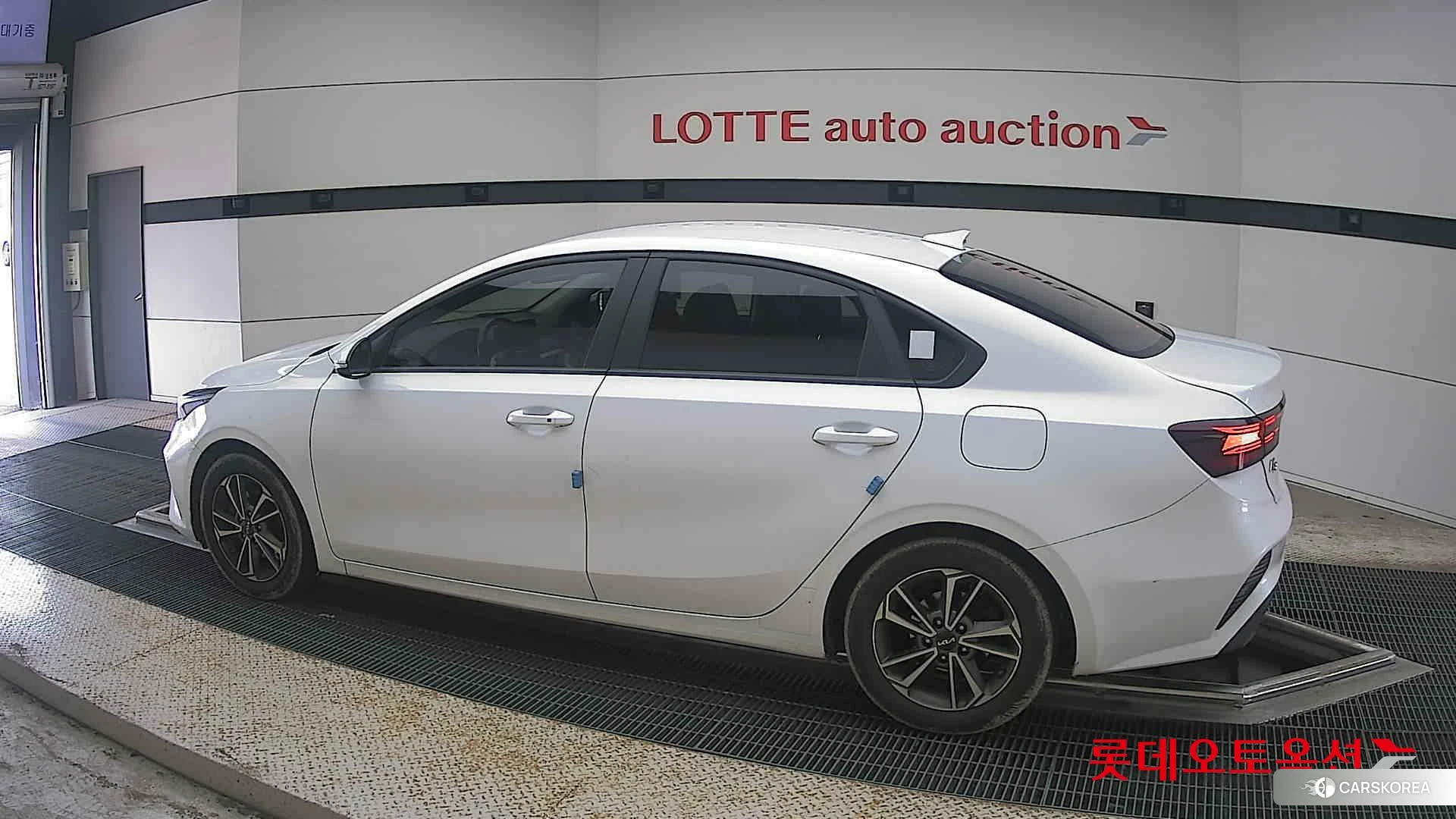 Kia K3 2022 Snow White Pearl из Кореи, фото 2