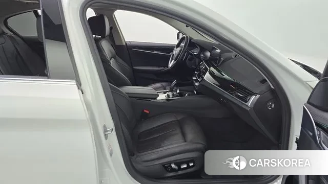 BMW 5 Series (G30) 2019 Белый из Кореи, фото 2