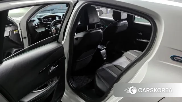 Peugeot e-208 second Generation 2022 Белый из Кореи, фото 2