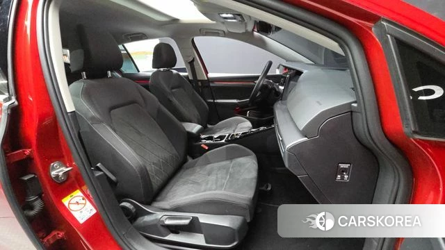 Volkswagen Golf 8th Generation 2023 Красный из Кореи, фото 2