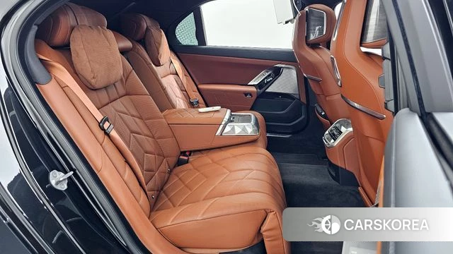 BMW 7 Series (G70) 2024 Черный из Кореи, фото 2