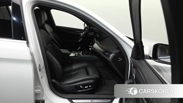 BMW 5 Series (G30) 2023 Белый из Кореи, фото 2
