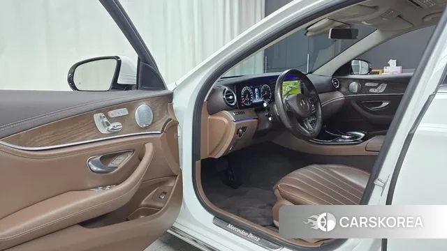 Mercedes-Benz E-Class W213 2018 Белый из Кореи, фото 2