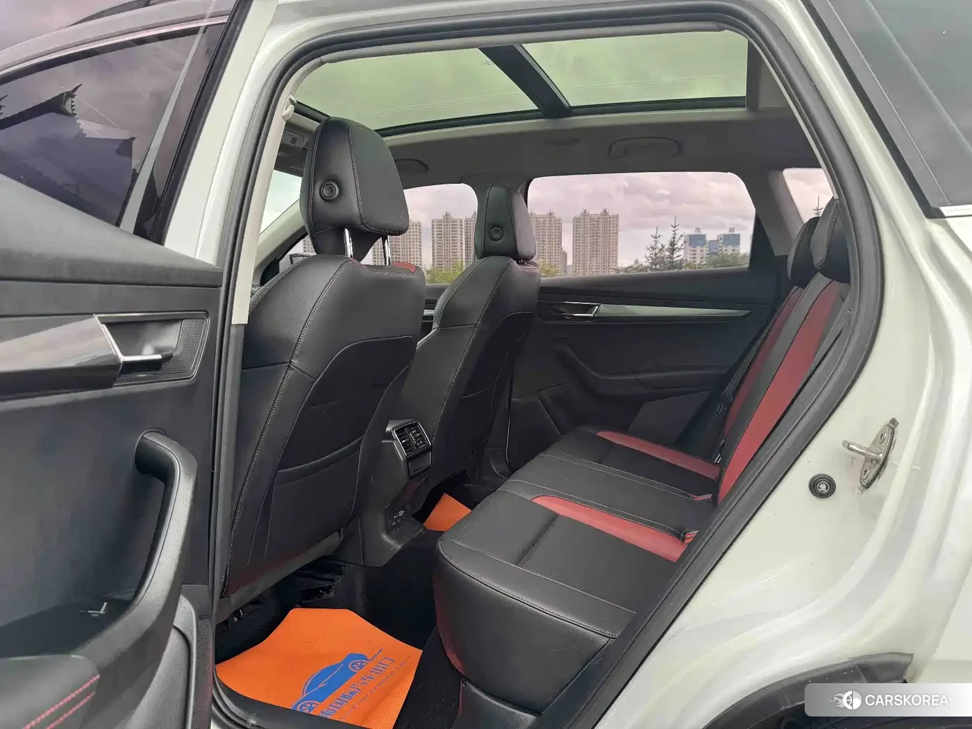 Skoda Karoq 2023 Белый из Китая, фото 2