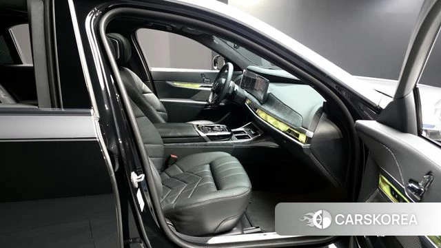 BMW 7 Series (G70) 2023 Черный из Кореи, фото 2