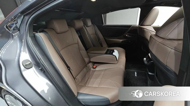 Lexus ES300h 7th generation 2023 Серый из Кореи, фото 2