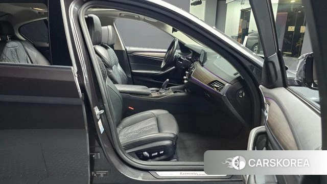 BMW 5 Series (G30) 2018 Серый из Кореи, фото 2