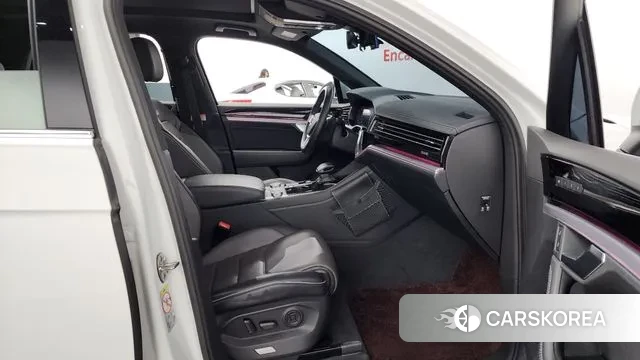 Volkswagen Touareg 3rd generation 2020 Белый из Кореи, фото 2