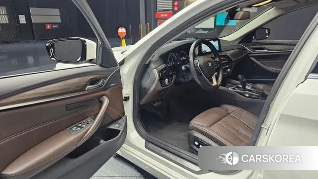 BMW 5 Series (G30) 2018 Белый из Кореи, фото 2